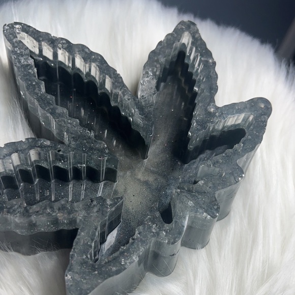 Custom leaf ashtray - Picture 2 of 2